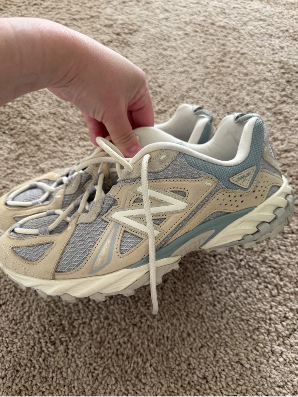 New Balance 610 Women's Size 8 Sneakers in Light Gray and Beige - Picture 2 of 6